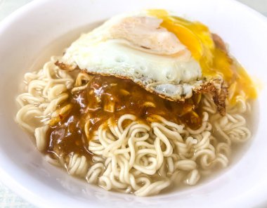 Saten soslu ve yumurtalı Hong Kong eriştelerinin yakın çekimi.