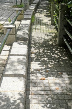 Dikey doğal yürüyüş yolu, açık havada gölgeli tırabzan.