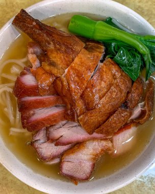 Dikey Hong Kong geleneksel yemek Lai Fun eriştesi kızarmış domuz eti ve ördek