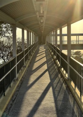 İnsan köprüsünün perspektif açısı. Güneş ışığı ve sokağın yakınındaki gölge.