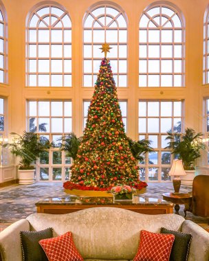 Altın yıldızlı ve renkli topları olan kapalı bir Noel ağacı 