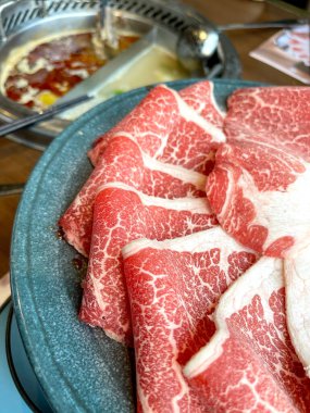 Haşhaş çorbası, çiğ sığır eti dilimlenmiş yeşil tabakta et.