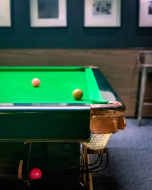 Kuyruksal bilardo topları ve oyun tablosu yan görünümden