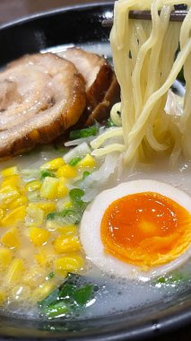 Japon restoranında domuz eti, yumurta ve ramen eriştesi.
