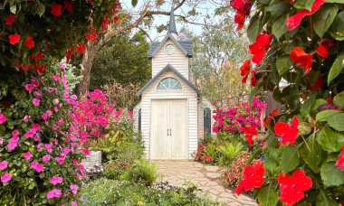 Küçük kilise binası, patika, bahçe girişi, çiçekler ve bitki Hong Kong açıkhava Purblic Park 'ında.