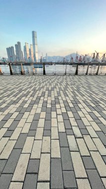 Şehir manzaralı dikey Hong Kong Victoria Limanı, tekneler. ve desenli zemin