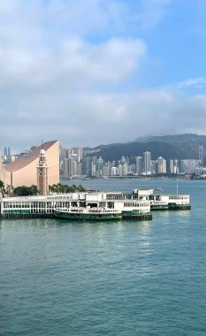 Şehir manzaralı dikey Hong Kong Victoria Limanı, yıldız feribot gemileri ve dağları