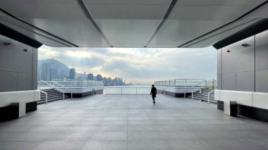 Yatay Hong Kong Victoria Limanı 'nda insan silueti