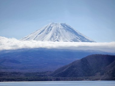 Açık hava parkı, Japonya kırsalında mavi gökyüzü olan Fuji Dağı.
