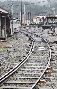 Demiryolu rayları olan dikey Japonya tren istasyonu.