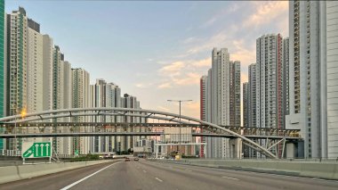 Yatay Hong Kong şehir merkezi, şehir yolu, sokak lambası, gündüz vakti arabalar.