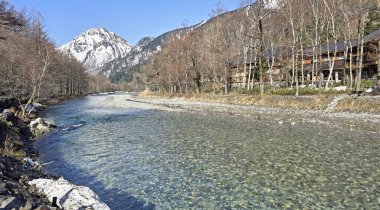 Temiz su nehri olan doğal manzara fotoğrafı, Nagoya Japonya 'daki kar dağı.