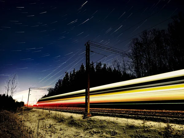 Elektrikli Tren Gece Hızında Arka Planda Gece Yıldızlı Gökyüzü Gökyüzünde — Stok fotoğraf