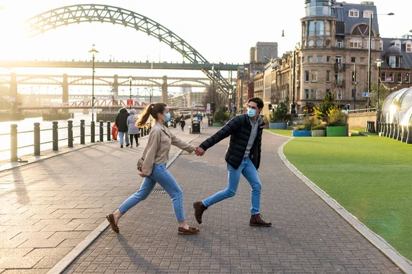 Young Couple Spending Day Newcastle Tyne Holding Hands Walking River — Stock Photo, Image