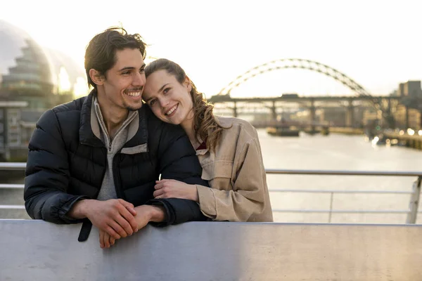 Young Couple Spending Day Newcastle Tyne Together Standing Bridge River — Stock Photo, Image