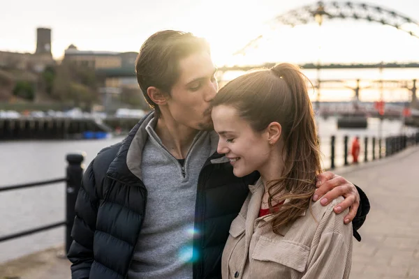 Pasangan Muda Menghabiskan Hari Newcastle Tyne Bersama Sama Mereka Berjalan — Stok Foto