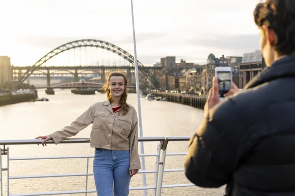 Ett Ungt Par Tillbringar Dagen Newcastle Tyne Tillsammans Kvinnan Poserar Stockfoto