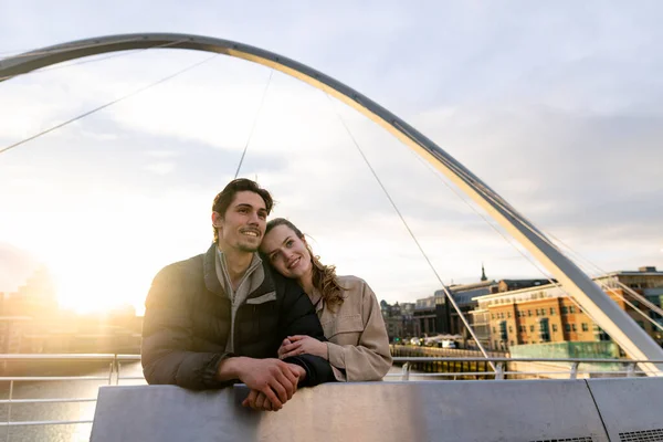 市内の橋の上で一緒にビューを一緒に見て 彼らは恋をしている — ストック写真