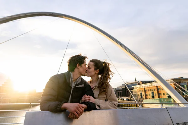 市内の橋の上で一緒にキスを共有し 彼らは愛にある — ストック写真