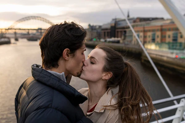 市内の橋の上で一緒にキスを共有し 彼らは愛にある — ストック写真