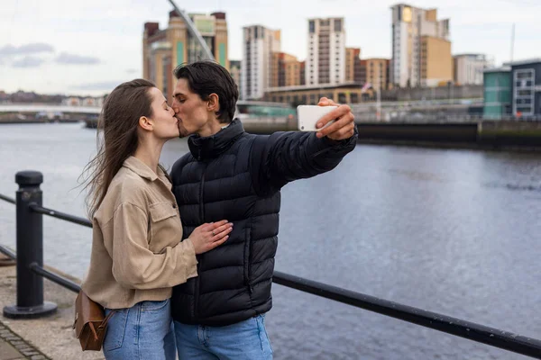 Uma Visão Ampla Jovem Casal Juntos Beijando Tirando Uma Selfie — Fotografia de Stock