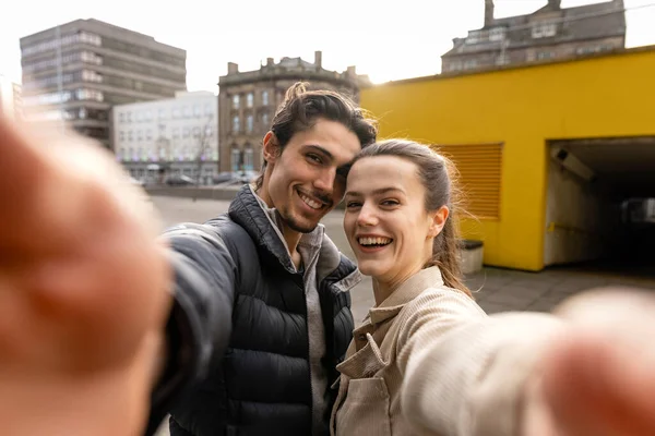 Front View Bild Ett Ungt Par Står Tillsammans Med Selfie Stockbild