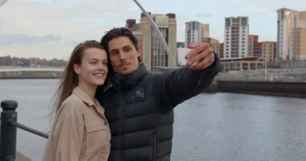 Una Foto Panoramica Una Giovane Coppia Che Selfie Insieme Sono — Video Stock