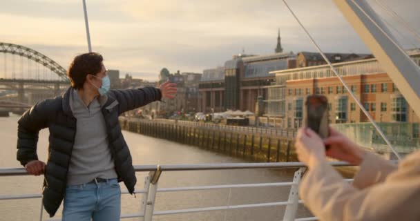 Ein Junges Paar Verbringt Den Tag Newcastle Ein Mann Posiert — Stockvideo
