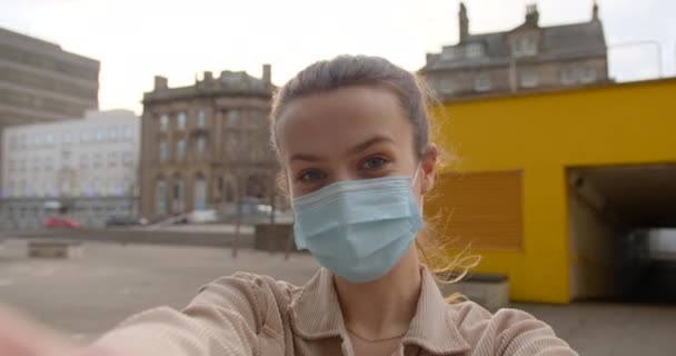 Günü Tyne Newcastle Geçiren Genç Bir Kadının Selfie Çekimi Şehir — Stok video