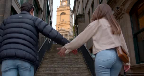 Jovem Casal Passando Dia Newcastle Tyne Juntos Eles Estão Mãos — Vídeo de Stock