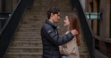 Genç bir çift günü Tyne 'da Newcastle' da birlikte geçiriyorlar. Birbirlerine sarılıp başlarını kentte dikiliyorlar..