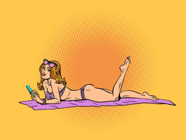 Güneşli bir tatil köyünde tatil. Güneşte cilt bakımı. Bikinili ve güneş gözlüklü güzel bir kız havlunun üzerinde yatıyor. Çizgi roman pop sanat retro vektör illüstrasyon el çizimi