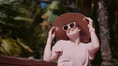 Genç Olumlu Kadın Yazın Dışarda Rahatlarken Gülümsüyor