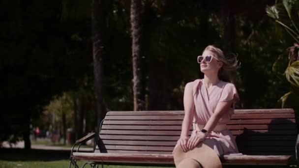 Junge Positive Frau Lächelt Entspannt Sommer Draußen — Stockvideo