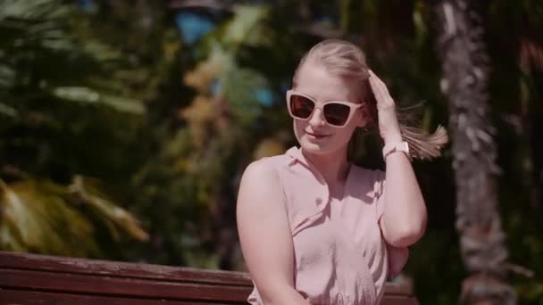 Joven Mujer Positiva Sonriendo Relajándose Aire Libre Verano — Vídeos de Stock