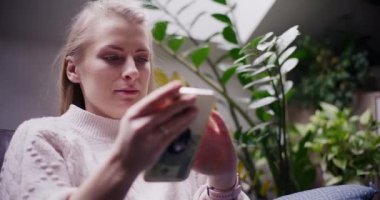 Cep Telefonu Kullanan Kadın İnternet Sosyal Medyasını Tarıyor