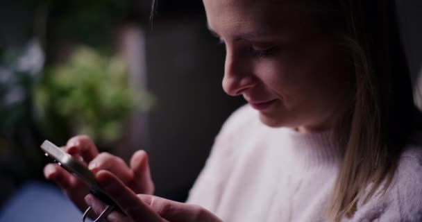 Γυναίκα Που Χρησιμοποιεί Κινητό Τηλέφωνο Περιήγηση Στο Internet Social Media — Αρχείο Βίντεο
