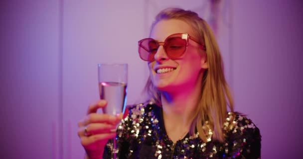 Портрет Щасливої Жінки Тримає Шампанське Скло Посміхаючись — стокове відео
