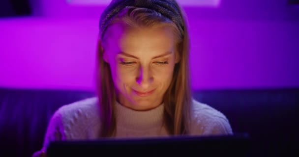 Tânăra Femeie Modernă Care Lucrează Digital Tablet Browsing Social Media — Videoclip de stoc