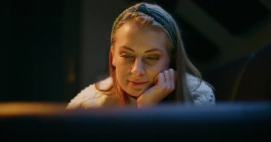 Genç Modern Kadın Dijital Tablet Tarama Sosyal Medya Üzerinde Çalışıyor