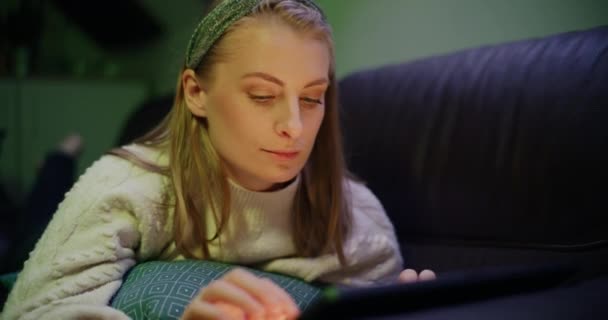 Jovem Mulher Moderna Trabalhando Tablet Digital Navegação Mídia Social — Vídeo de Stock