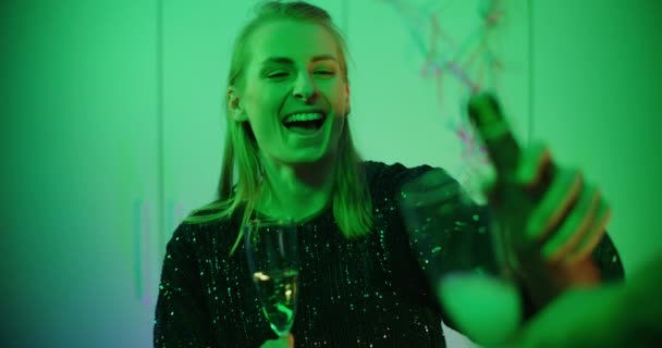 Портрет Щасливої Жінки Тримає Шампанське Скло Посміхаючись — стокове відео