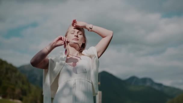 女性在自然和谐中的沉思与沉思的概念 保健心理社会 — 图库视频影像