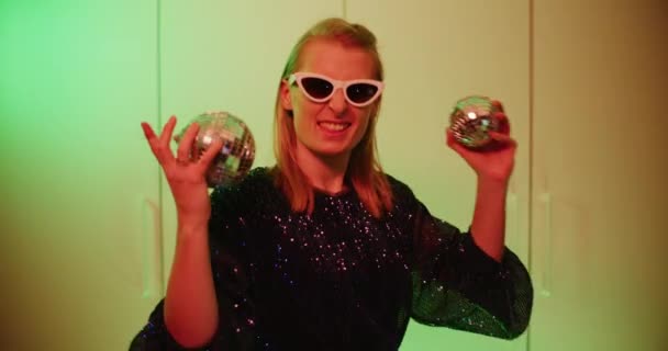 Portrait Woman Celebrating New Year Dancing Smiling Having Fun — Wideo stockowe