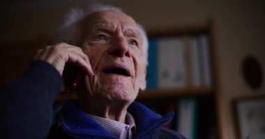 Son sınıf öğrencisi cep telefonuyla konuşuyor.