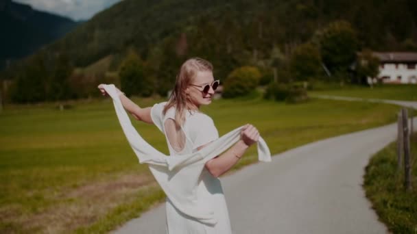 Ung Attraktiv Glad Glad Kvinna Promenader Och Leende Utomhus — Stockvideo