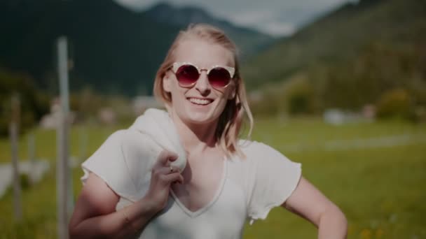 Jeune Attrayant Joyeux Joyeux Femme Marchant Souriant Extérieur — Video