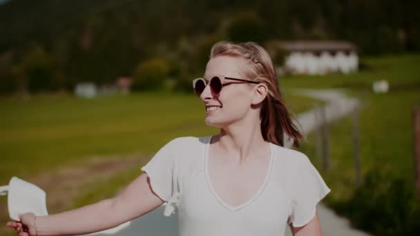Joven Atractiva Mujer Alegre Feliz Caminando Sonriendo Aire Libre — Vídeos de Stock