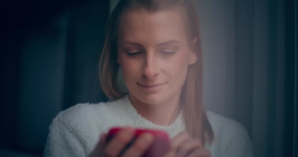 Portrait Woman Browsing Smartphone Internet Social Media Texting Portrait — Vídeo de stock