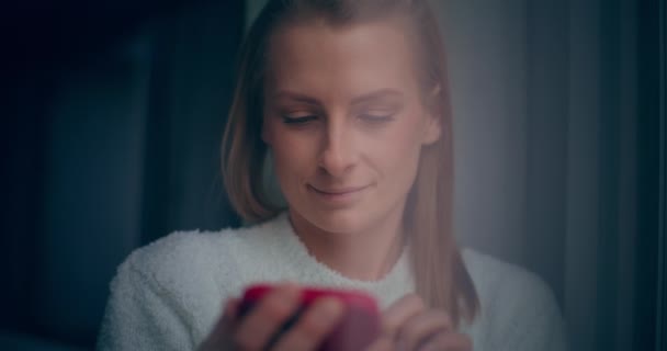 Современная Женщина Просматривает Социальные Сети Текстовых Покупок Интернете Помощью Смартфона — стоковое видео